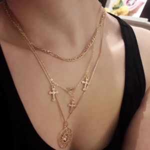  - Svinsnygg guldigt udda tripplet halsband! Frakt: 9kr