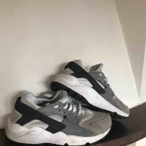  - Nike Huarache dark grey, strl 40 tts. Cond 7/10