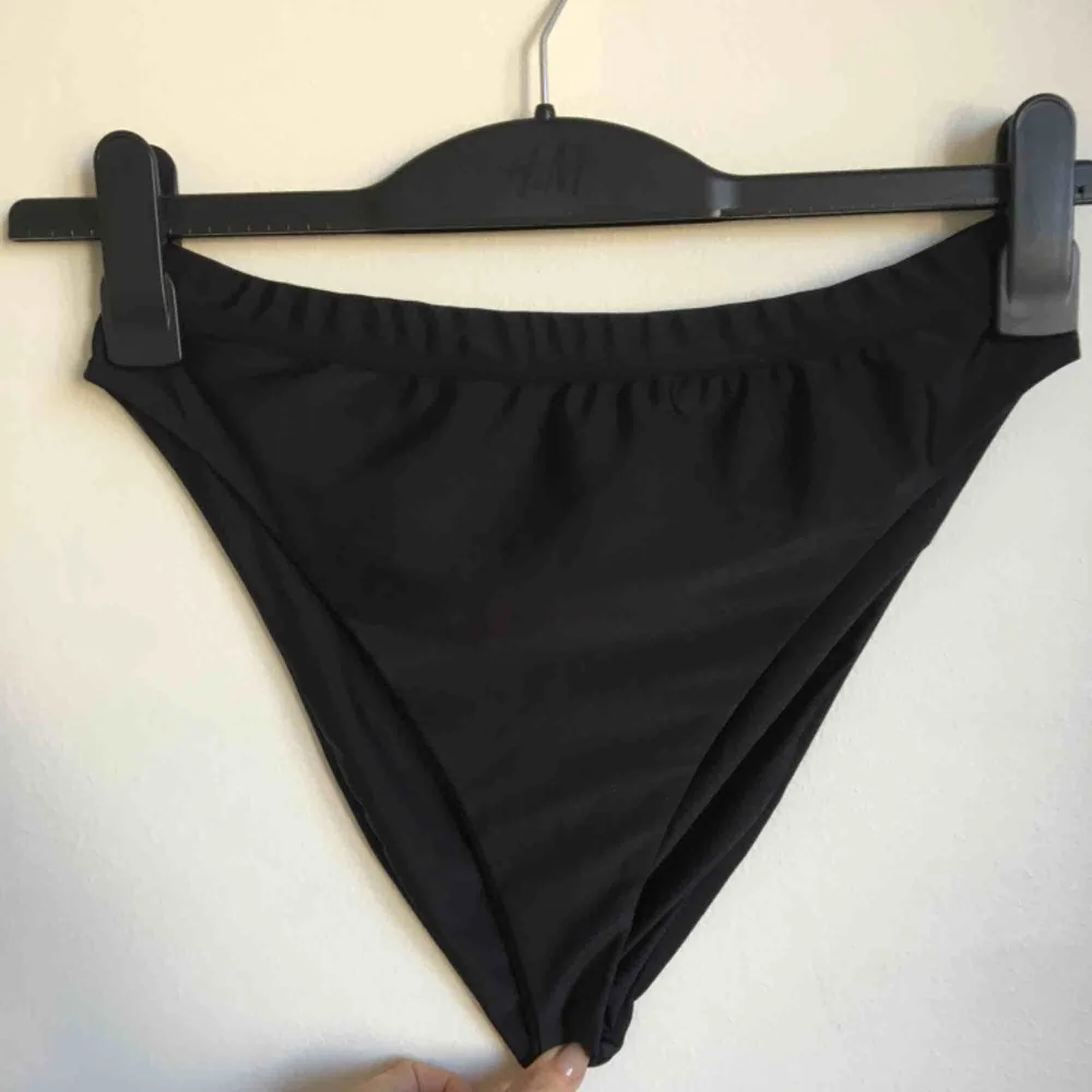 Zaful brazilian high rise bikinitrosor i svart. Elsker fasongen men dessverre så er den for stor for meg. Er annars en XS-S, så normal M vil jeg si den er. Frakt 35kr tilkommer.. Övrigt.
