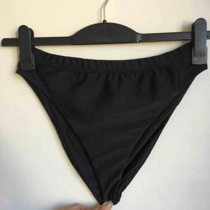 Zaful brazilian high rise bikinitrosor i svart. Elsker fasongen men dessverre så er den for stor for meg. Er annars en XS-S, så normal M vil jeg si den er. Frakt 35kr tilkommer.
