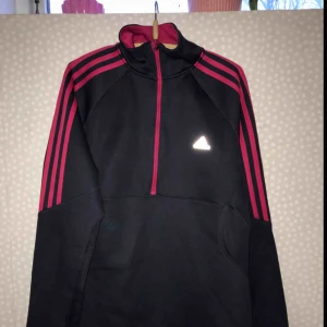  - As fin Adidas tröja  Storlek: M