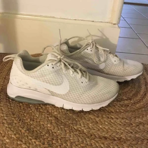  - Nike Air. Storlek 40. Inköpta på Stadium i maj 2018 (nypris ca 900-1000 kr), använde dem flitigt i ca 1 mån innan jag insåg att de var för små. Därför inte så vita längre, men annars i gott skick. Möts helst upp i Malmö. Annars tillkommer 90 kr för frakt.
