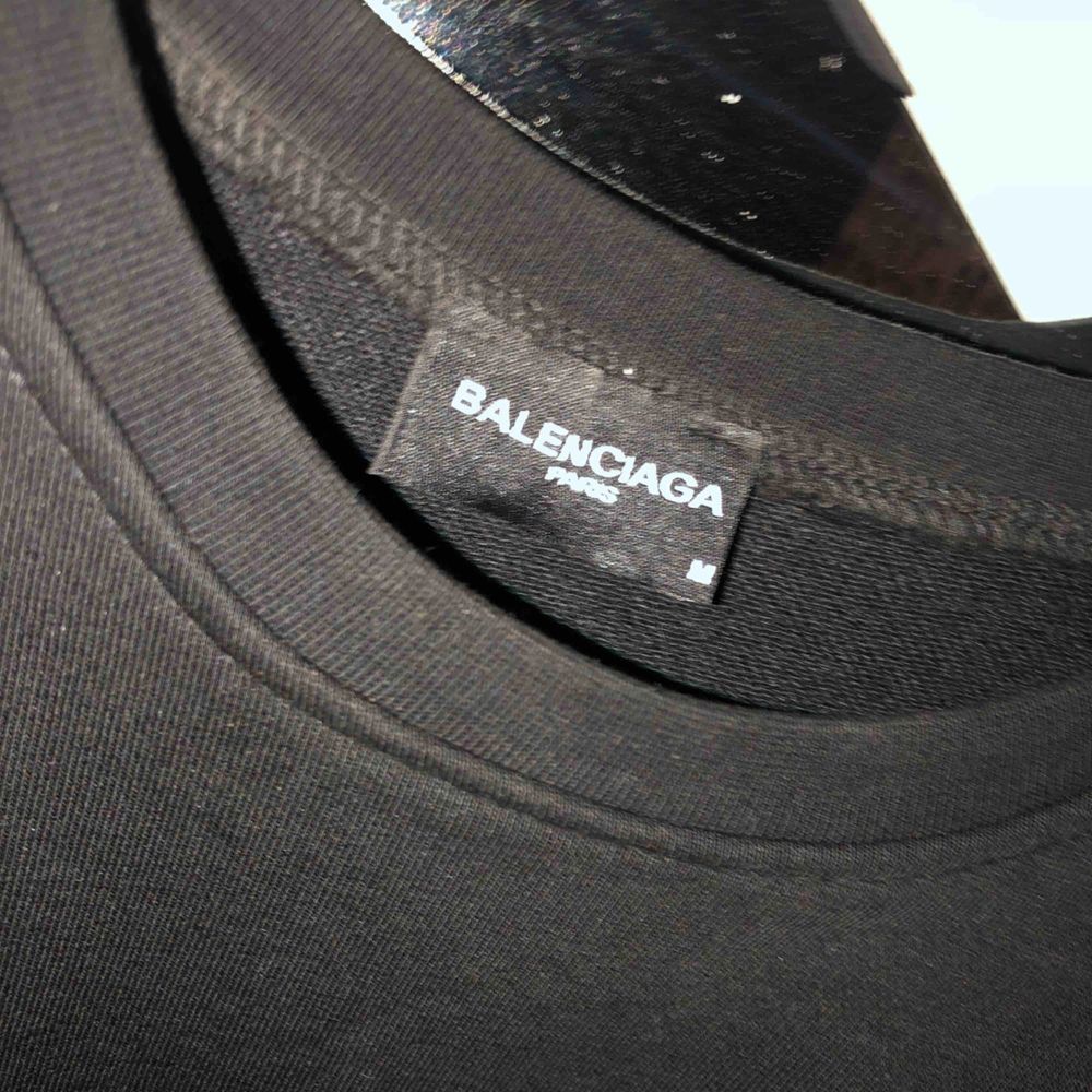 Balenciaga tröja (replika) storlek M men liten i storlek  Aldrig använd, bara provad . Huvtröjor & Träningströjor.