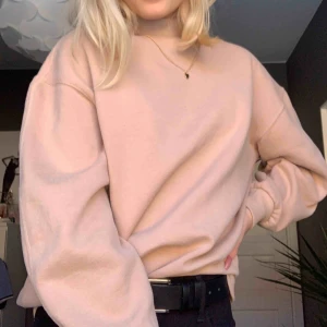  - Beige tjocktröja med polo från Bershka. Provad men aldrig använd. 
