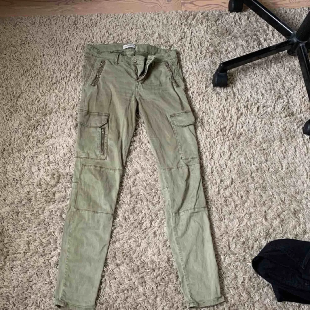 Cargo pants från zara, mindre fickor så att baken framhävs!. Jeans & Byxor.