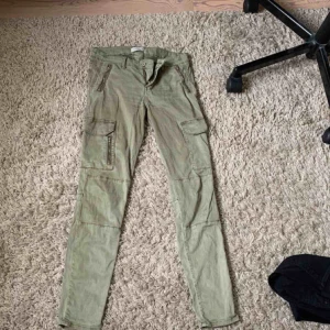  - Cargo pants från zara, mindre fickor så att baken framhävs!