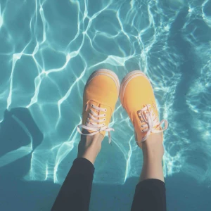  - Supersnygga oranga Vans. Köptes för 600 kr. Använt 4 ggr ish. Frakt tillkommer 