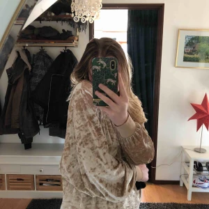  - Superfin Nude- färjad tröja som glänser. Supermysig och fin. Tyget är stretching. Frakt tillkommer💕