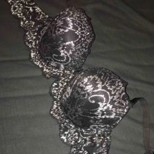  - Superfin glittrig bh. Säljer för att den aldrig kommer till användning.