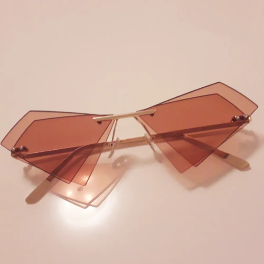 Secondhand solglasögon med fantastiska vinklar med det dubblade kantiga glaset! Frakt: 9kr TOTAL: 138:-. Accessoarer.