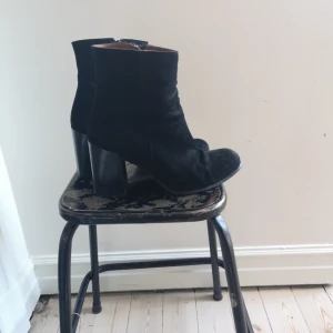  - Stövletter i svart mocka, köpta på TopShop Sparsamt använda! Storlek 39 