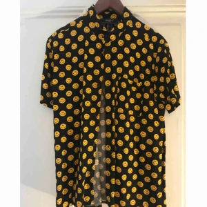  - Smileyskjorta från Forever 21 med ficka på vänstra bröstet! Fint skick, köpt i USA!