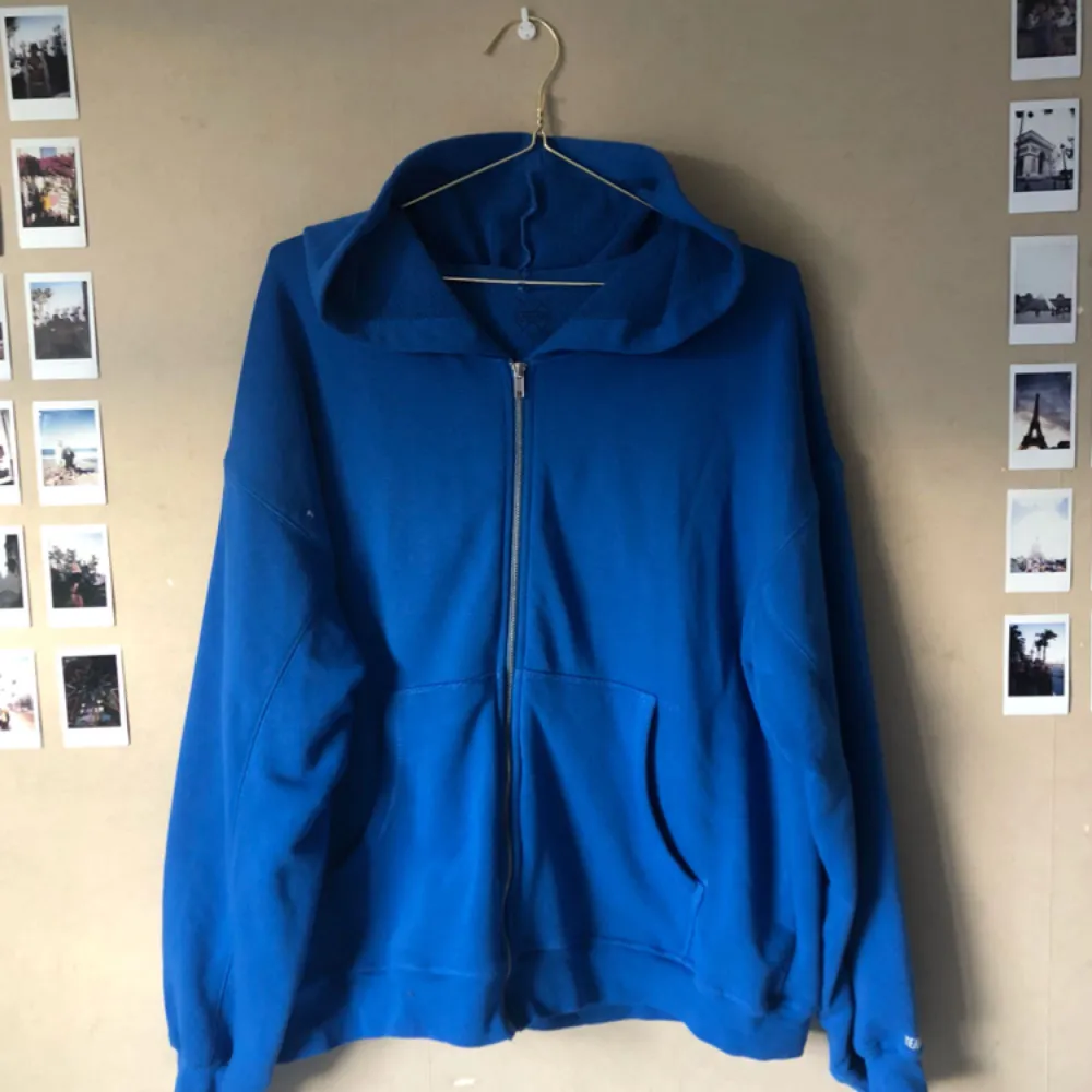 Klarblå zipped hoodie från Junkyard. Den är oversized med kort i modellen. Tunn och bekväm. Sparsamt använd så i fint skick! Frakt tillkommer⚡️. Hoodies.