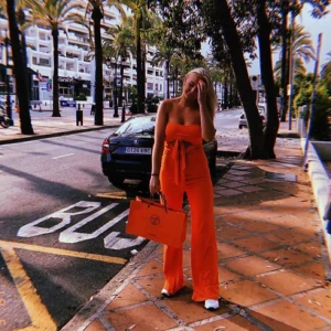  - Helt ny orangefärgad jumpsuit från Missguided. Storlek 36. Råkade köpa 2 stycken av samma modell och därav säljer jag den ena. Dvs prislapp sitter kvar och den är aldrig använd! Första bilden är på Linn Ahlborg som har samma jumpsuit. 
