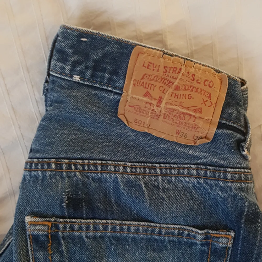 Vintage Levis-jeans i ca storlek 34-36 (EU). Från början större storlek men proffsigt omsydda! . Jeans & Byxor.