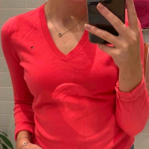  - Jättefräsch tröja från Tommy Hilfiger köpt i USA. Säljer pga inte min stil längre. Frakten är inräknad i priset!