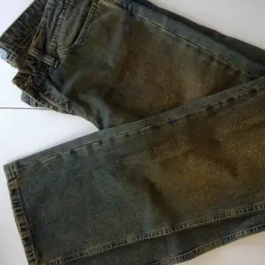 Fornarina grönaktiga jeans med guldigt glitter på framsidorna, i mint condition! Det står storlek 31, känns som M. 