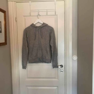  - Fin grå hoddie från Cubus. Sparsamt använd och är i fint skick! Har tyvärr blivit för liten. Hör av dig för mer information och fler bilder