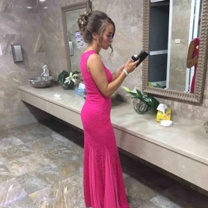  - Super fin klänning, använd endast på ett bröllop en gång sedan har den bara legat i garderoben. Ingen bh behövs användas under klänningen då de redan finns inlägg. 