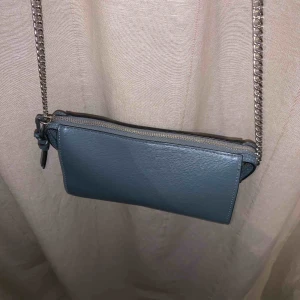  - Mindre blå/grå väska med silvrig kedja. Använd en gång!   Betalas med swish. Kan mötas upp i Halmstad eller skicka mot frakt som betalas av köparen. 