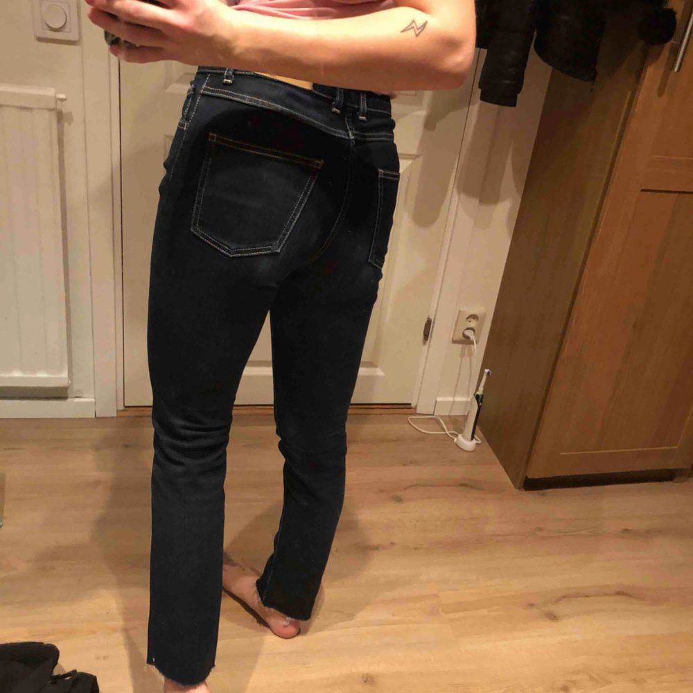 Acne jeans i storlek 28/34. Dock klippt av dem lite nertill för att få ”sliten” känsla. Några ”skav” märken på rumpan. Köparen står för frakten!. Jeans & Byxor.