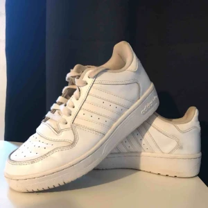  - Adidas skor, används fåtal gånger. Super sköna och fina! 