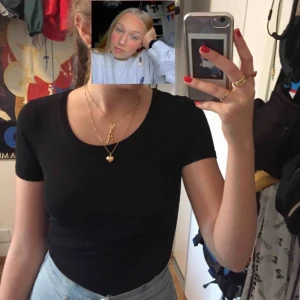  - Stretchig svart t-shirt. Aldrig använd.