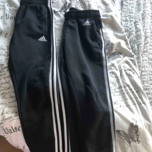  - Adidas mjukisbyxor första xs andra S