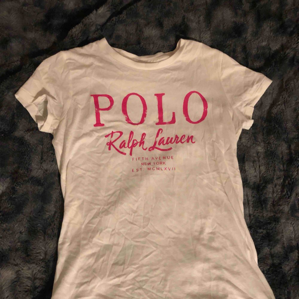 Fin t-shirt från Ralph Lauren i gott skick!  Bjuder på frakten om du köper 2 eller fler grejer!. T-shirts.