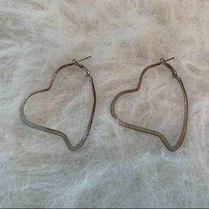  - Kan mötas upp vid t-centralen eller Odenplan, kan skicka via post 10kr på frakt