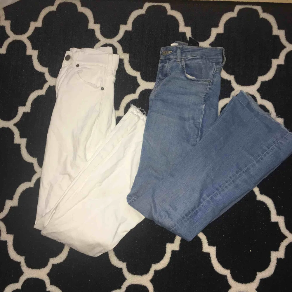 Säljer ett par vita bootcut jeans från dr denim i storlek S, har klippt dom själv eftersom dom var alldeles för långa för mig (knappt använd), säljer också ett par blåa bootcut från h&m i storlek 34. Bra skick!😊. Jeans & Byxor.