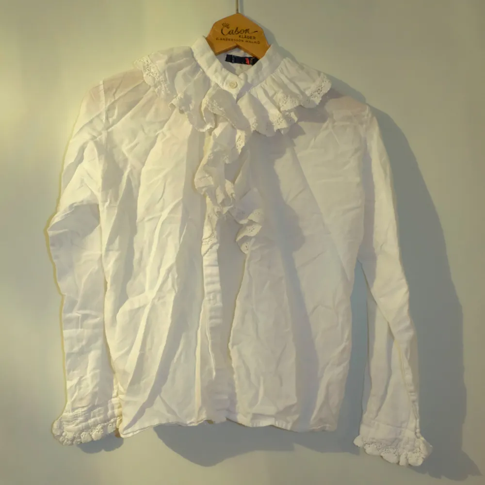 Vintageskjorta med spetskrage och volanger. Blusar.