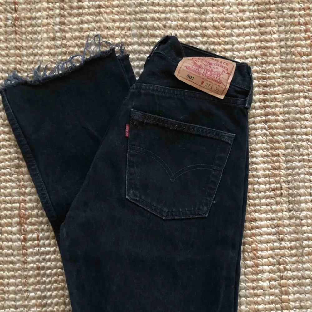Vintage Levis 501 Jeans kan nu bli dina! De är avklippta & liite för korta för mig. Mellanhöga i midjan och passar dig som har ca 25-26 i jeansstorlek!   Jag är 173cm.. Jeans & Byxor.