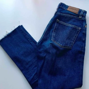  - Blåa momjeans från Monki, avklippta längst ner