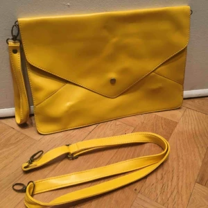  - Kommer med både lång rem och ”handtags-rem”! Typ A4-storlek.  ⚠️OBS! HÄMTAS i Hornstull alternativt skickas mot att köparen betalar fraktavgift. Möts endast upp om köparen köper för 100kr eller mer!⚠️