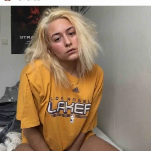  - adidas T-shirt, står strl L men sitter mer som en M. Har använt som oversized tröja! Frakt ingår ej i priset, kan mötas upp i Stockholm!❤️