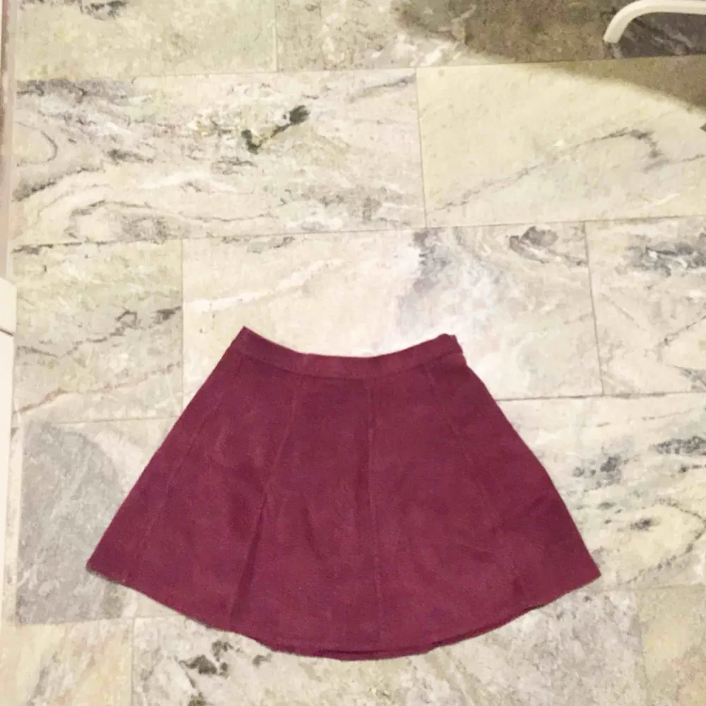 En jättefin kjol från brandy Melville, i en vinröd färg o Manchester material.. Kjolar.