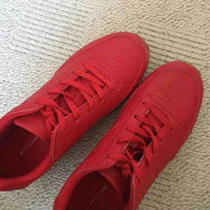  - Köpte dessa helt oanvända skor på Plick nyligen men tyvärr var det fel storlek;-( superfina röda sneakers som passar till alla tillfällen! Kan mötas i Stockholm och annars står köparen för frakten🌹