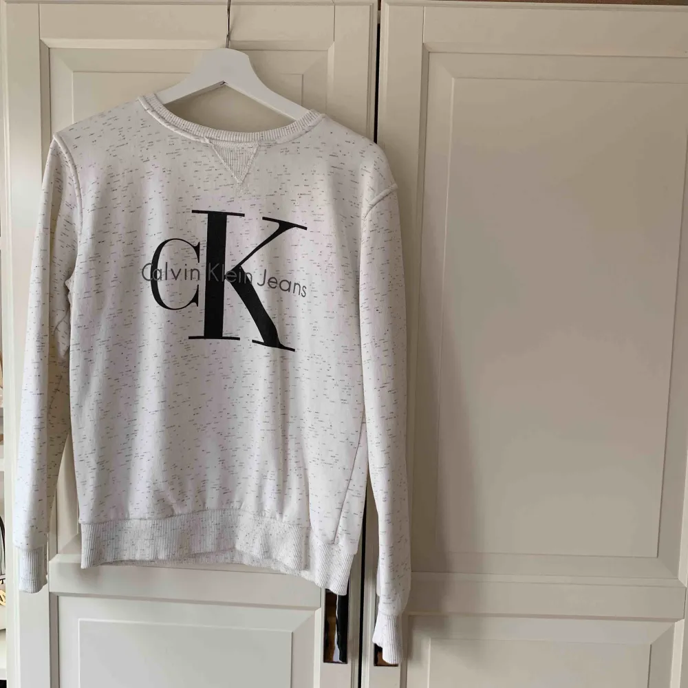 Oanvänd Calvin Klein liknande tröja!. Tröjor & Koftor.