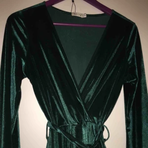  - Kort grön knytklänning i sammet från Nelly.com, knappt använd.