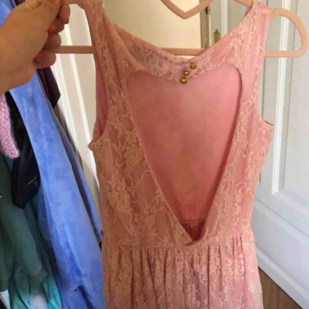 Fin rosa spetsklänning, hjärtformad i ryggen. använd 2 gånger. Klänningar.