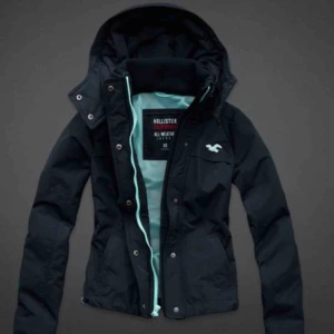  - En mörkblå, nästan svart, Hollister All Weather Jacka i storlek M men passar även S. Använd en säsong och i bra skick.  Säljes då den inte kommer till användning.  Ny pris ca 900kr