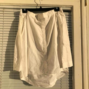  - Off-shoulder blus i fint skick. Säljes pga används ej. 