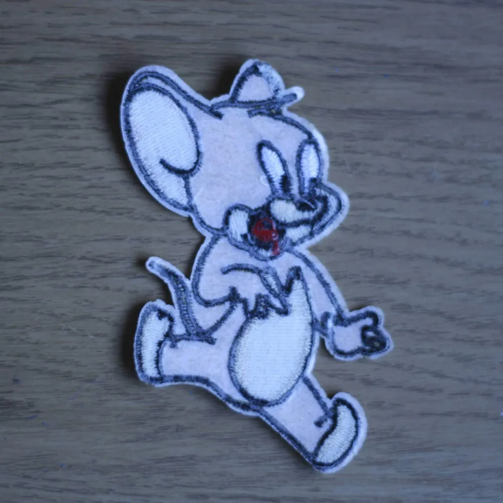 Tygmärke med Jerry från Tom & Jerry på! Har en i grå också (se bild 3). 39 kr inkl frakt!! P.S hsr fler tygmärke med liknande motiv på👌. Övrigt.
