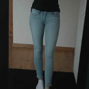  - Nästan oanvända jeans från hollister, säljs då jag sällan har ljusa jeans, nypris 400kr Frakt ingår i priset