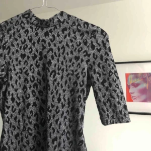 - Leopard, silverglittrig polo klänning från topshop! ✨