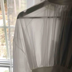  - Pris kan diskuteras!  Vit mesh topp med en liten krage och ”mudd” nertill som underlättar om man ska toppen innanför byxor/kjol. Toppen är  från chiquelle. Aldrig använd med lappen kvar! 