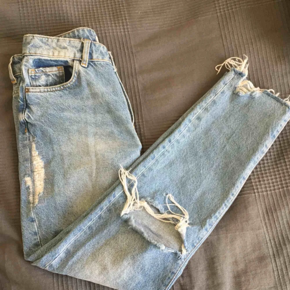 Säljer nu mina favoritjeans då de blivit för små för mig. De är använda men fortfarande i superfint skick. Ankellängd och högmidjade. Frakt 79kr. Jeans & Byxor.