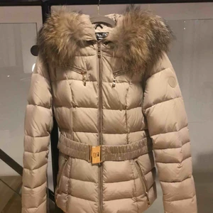  - Jacka från Hollies i nyskick. 