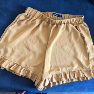  - Gula söta shorts från Boohoo, färgen visas bäst på andra bilden! 